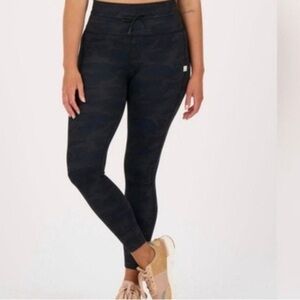 Vuori Black Camouflage Leggings Size L